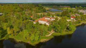 una vista aérea de una casa en una isla en el agua en Rogosi mõisa apartment, en Ruusmäe