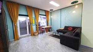 sala de estar con sofá y mesa en Mogosoaia High Living Apartment, en Chitila