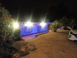 une maison blanche avec des lumières sur son côté dans l'établissement Els Rosers - con jacuzzy XL y barbacoa, à Rodonyà