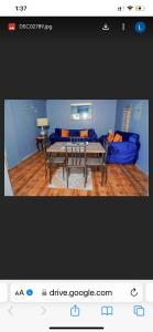 - un salon avec une table et un canapé bleu dans l'établissement A taste of Jamaica Lavern’s Place, à Ocho Rios