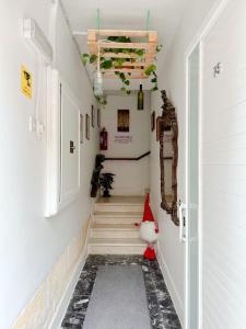 un escalier dans une maison avec un chapeau de santa dans l'établissement Juliet housing, à Il-Gżira