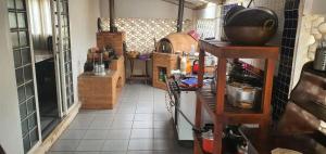 博圖卡圖的住宿－Chácara Cuesta Machado，客房设有带柜台的厨房和厨房。