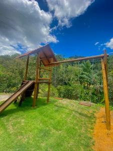 un columpio en un patio con césped en Recanto da Tia Juju, en Santa Teresa 35 fotos más