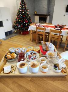 ein Tablett mit Essen auf einem Tisch neben einem Weihnachtsbaum in der Unterkunft Setteabbracci Suite & Apartments in Baronissi