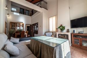 A television and/or entertainment centre at Casa El Oasis del Lago Alojamiento Rural