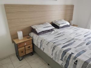una camera con un grande letto con testiera in legno di 103 Regina Gardens a Paphos