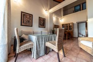 uma sala de jantar com mesa e cadeiras em Casa El Oasis del Lago Alojamiento Rural em Córdoba