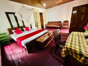 ein Schlafzimmer mit einem großen Bett mit roten Kissen in der Unterkunft Surf Paradise 2 in Unakuruwa
