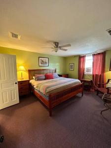 una camera da letto con un letto e un ventilatore a soffitto di Bluemoon Vacation Rentals - Bluemoon House ad Ashland