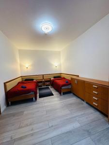 Habitación con 2 camas y armarios. en Aura centrum, en Piešťany