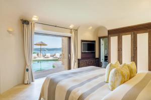 Posteľ alebo postele v izbe v ubytovaní Hotel Pitrizza, Costa Smeralda + 37 fotografií