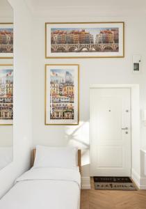 sypialnia z 2 łóżkami i 2 zdjęciami na ścianie w obiekcie WILCZA Abdank City Center Studio w Warszawie