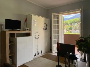 un soggiorno con frigorifero e finestra di [Il Gabbiano] Bilocale con Piscina, Garage e A/C. a Loano