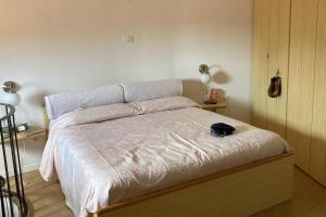 een slaapkamer met een bed met een hoed erop bij La Corte del Fauno in Viggiù
