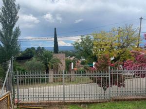 维拉卡洛斯帕兹Chalet Mariam的院子前的白色围栏