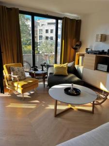 uma sala de estar com um sofá e uma mesa em Family appartement near 2024 Arena & Olympics em Issy-les-Moulineaux
