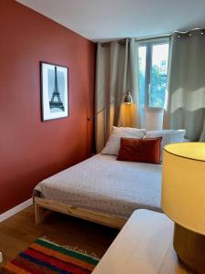 um quarto com uma cama e uma fotografia da Torre Eiffel em Family appartement near 2024 Arena & Olympics em Issy-les-Moulineaux