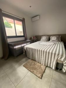 Postel nebo postele na pokoji v ubytování Villa des Grenadelles + 37 fotografií