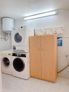 une buanderie avec un lave-linge et un lave-linge dans l'établissement Juliet housing, à Il-Gżira