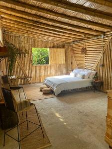 1 dormitorio con 1 cama en una habitación de madera en Zioru cabaña, en Belalcázar