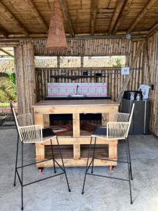 una mesa de picnic con 2 sillas y un banco en Zioru cabaña, en Belalcázar