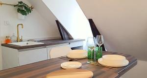 d'une table à manger avec évier et d'une cuisine. dans l'établissement Bulle de douceur en hypercentre, à Quimper