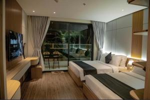 綏和的住宿－Apec Mandala Sun-Condotel Phu Yen，酒店客房设有两张床和一个阳台。