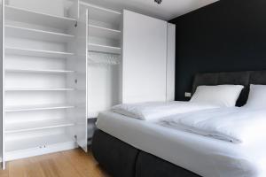 een slaapkamer met een bed en een witte kast bij Modern stylish design apartment with free parking Emily in Wenen