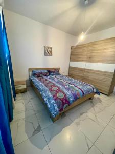 - une chambre avec un lit dans l'établissement 2 Bedroom apartment close to the beach, à San Pawl il-Baħar