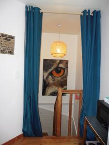 Una televisión o centro de entretenimiento en Gîte 4 pers avec option sauna- Classé 3 étoiles- Sud charente
