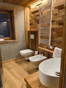 a bathroom with two sinks and two toilets at CASA VITTORIA in Gignod