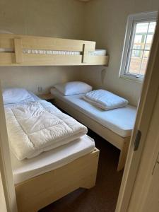 Ce dortoir comprend 2 lits superposés et une fenêtre. dans l'établissement Jutte, à Ballum