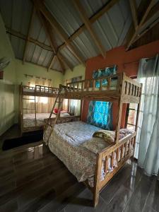 ein Schlafzimmer mit einem Etagenbett in einem Zimmer in der Unterkunft Villa en manabao, Jarabacoa. in Jarabacoa