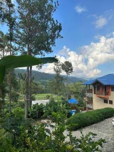 Blick auf ein Resort mit einem Gebäude und Bäumen in der Unterkunft Villa en manabao, Jarabacoa. in Jarabacoa