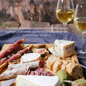 stół z serem i kieliszkiem wina w obiekcie Chez Bérénice et Clément w mieście Miraumont +3 zdjęcia