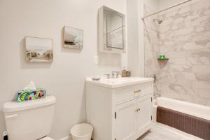 Ένα μπάνιο στο New 3 bdrm condo 8mi from NYC in Ironbound