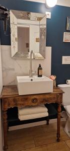 a bathroom with a sink and a mirror at Iris la fleuriste in Talence