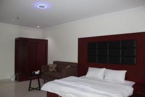 um quarto com uma cama grande e um sofá em جوان سويت للشقق المخدومة em Jeddah