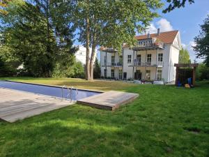 een huis met een zwembad in de tuin bij Putbus Ferienwohnung Kleine Auszeit in Putbus