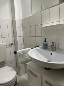 y baño con lavabo blanco y aseo. en City-Wohnung 12a, en Brühl