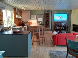 eine Küche und ein Wohnzimmer mit einem roten Sofa in der Unterkunft Stunning6B2B views,jacuzzi,sauna 