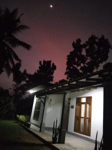 ヒッカドゥワにあるAmal Villaの月の夜の小さな白い家