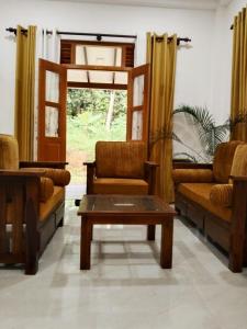 ヒッカドゥワにあるAmal Villaのリビングルーム(ソファ、コーヒーテーブル付)