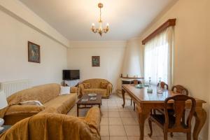 un soggiorno con divano e tavolo di Vintage Family Comfort By Greece Apartment a Aigio