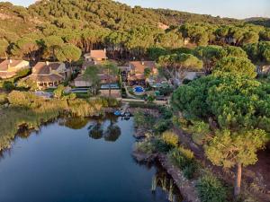 an aerial view of a house with a lake at Casa El Oasis del Lago Alojamiento Rural in Córdoba