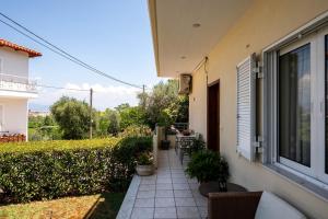 un balcone di una casa con patio di Vintage Family Comfort By Greece Apartment a Aigio