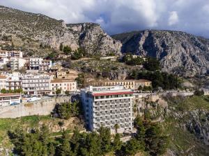 una vista aérea de una ciudad en una montaña en V Hotel Delphi en Delfoi