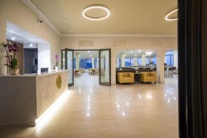 a lobby with a reception desk and a living room at V Hotel Delphi in Delfoi