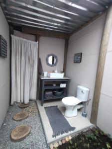 La salle de bains est pourvue de toilettes et d'un lavabo. dans l'établissement Map of Africa Luxury Caravan with private bathroom with sea view, à Wilderness