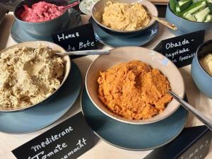 Ferienwohnung Alpenglühen - mit Sauna & Frühstück في شليرزيه: طاولة مليئة بالأطباق بأنواع مختلفة من الطعام +3 صور